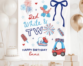 Könnte beinhalten: Ein weißes Geburtstagsbanner mit rot-weiß-blauen Illustrationen, darunter Feuerwerk, ein Ballonhund und ein Spielzeugauto. Auf dem Banner steht "Red White & TW" und "Happy Birthday Emma."