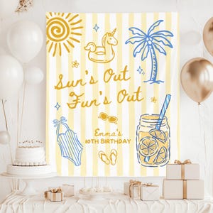 Puede incluir: Una pancarta a rayas amarillas y blancas con ilustraciones de temática playera, que incluyen un sol, un flotador de unicornio, una palmera y un traje de baño. El texto dice "Sun's Out Fun's Out" y "Emma's 10th Birthday."