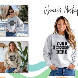 K&ouml;nnte beinhalten: Zwei Frauen tragen graue Sweatshirts mit dem Text "Your Design Here" auf der Vorderseite. Die Sweatshirts sind hellgrau und haben eine lockere Passform. Die Frauen stehen in verschiedenen Umgebungen, eine in einer verschneiten Au&szlig;enumgebung und die andere in einer Innenumgebung mit einer Pflanze im Hintergrund.