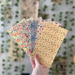 Pu&ograve; includere: Un set di sei campioni di tessuto fantasia con motivi floreali, geometrici e di api in tonalit&agrave; di giallo, blu, rosa e verde.