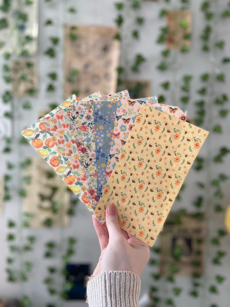 Pu&ograve; includere: Un set di sei campioni di tessuto fantasia con motivi floreali, geometrici e di api in tonalit&agrave; di giallo, blu, rosa e verde.