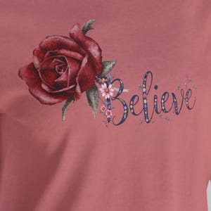 Camiseta gráfica Believe Rose: inspiración, regalo para ella, ropa informal, regalo de cumpleaños, camiseta con afirmación positiva
