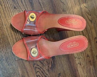 Sandalias tipo mule vintage Coach con tira de lucita roja y cierre giratorio, estilo Y2K, talla 9.5 (equivale a 8.5–9).