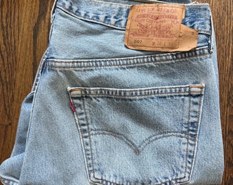 Jeans Levi’s 501 vintage, hechos en EE. UU., de tiro alto y pierna recta, lavado claro, talla W38.
