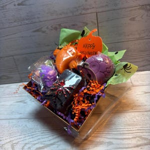 Halloween Soap Gift Basket – Pumpkin & Ghost Soap Set – Spooky Self Care Gift – Trick or Treat Party Favor – Fall Bath Gift Box