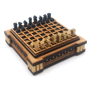 Minischaakset: goud en blauw, slangenpatroon, lasergesneden en geverfd mdf, stukjes van 1/4 inch