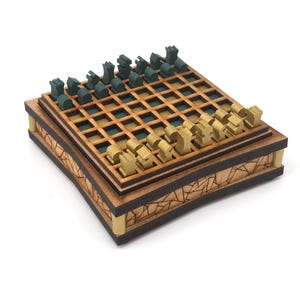 Minischaakset: goud en groen, breukpatroon, lasergesneden en geverfd mdf, stukjes van 1/4 inch
