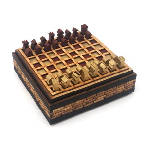 Minischaakset: goud en rood, baksteenpatroon, lasergesneden en geverfd mdf, stukjes van 1/4 inch