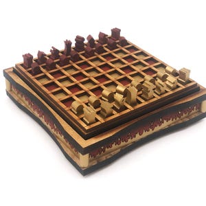 Minischaakset: goud en rood, vlampatroon, lasergesneden en geverfd mdf, stukjes van 1/4 inch