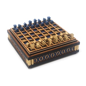 Minischaakset: goud en blauw, ruitpatroon, lasergesneden en geverfd mdf, stukjes van 1/4 inch