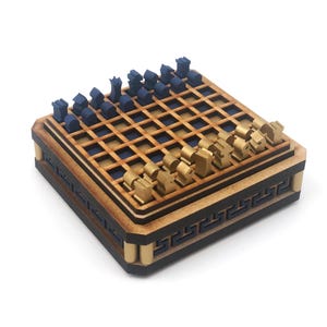 Minischaakset: goud en blauw, Grieks 'T'-patroon, lasergesneden en geverfd mdf, stukjes van 1/4 inch