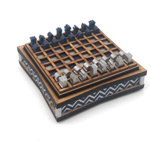 Minischaakset: zilver en blauw, zigzagpatroon, lasergesneden en geverfd mdf, stukjes van 1/4 inch