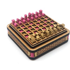 Minischaakset: goud en roze, in elkaar grijpende ringen, lasergesneden en geverfd mdf, stukjes van 1/4 inch