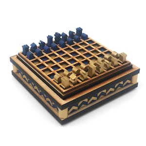 Minischaakset: goud en blauw, pijlgeweven patroon, lasergesneden en geverfd mdf, stukjes van 1/4 inch
