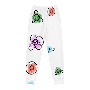 Puede incluir: Pantalones de chándal blancos con un diseño abstracto de colores. El diseño presenta círculos, espirales y puntos en tonos de rojo, verde, azul y rosa.