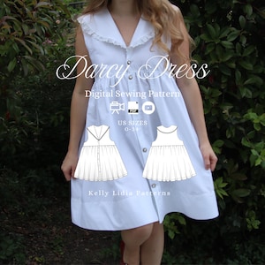 Puede incluir: Vestido blanco sin mangas con cuello con volantes y botones en la parte delantera. El texto "Darcy Dress" se muestra en escritura cursiva. La imagen también incluye el texto "Digital Sewing Pattern" y "US Sizes 0-34".