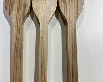 Trois découpes de cuillères en bois
