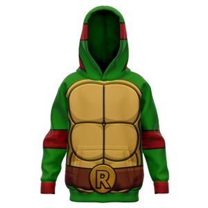 Puede incluir: Sudadera con capucha verde con una franja roja en la capucha y las mangas. La parte delantera de la sudadera presenta una imagen de dibujos animados de un caparazón de tortuga con un cinturón marrón y una gran letra "R" en un círculo amarillo.