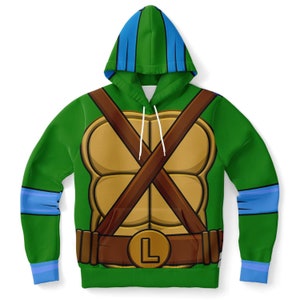 Könnte beinhalten: Grüner Kapuzenpullover mit einer blau-grünen gestreiften Kapuze. Die Vorderseite des Pullovers zeigt eine braune Schildkrötenschale mit einem braunen Gürtel und einem goldenen Buchstaben L.