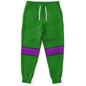 Op de afbeelding: Groene sweatpants met een paarse streep op elk been.