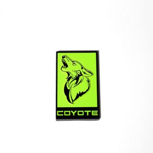 L&#39;originale - Distintivo Howling Coyote per Ford Mustang GT 2015-2024 - Altri colori Emblema per griglia o portellone posteriore
