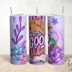 Puede incluir: Un vaso de acero inoxidable morado y azul con un dise&ntilde;o de sirena y el texto "Good Vibes".