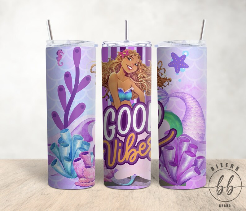 Puede incluir: Un vaso de acero inoxidable morado y azul con un dise&ntilde;o de sirena y el texto "Good Vibes".