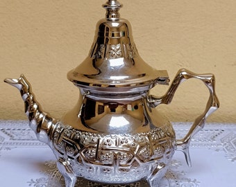 Théière Marocaine Traditionnelle en Argent - Pièce d'Artisanat Unique aux Motifs Géométriques Complexes