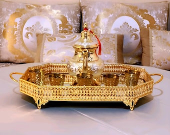 Set di teiere marocchine in ottone, cinque bicchieri vintage e vassoio in ottone, artigianato marocchino
