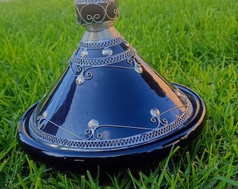 Marockansk keramisk tagine prydd med nysilver, finns i flera färger, marockanskt hantverk