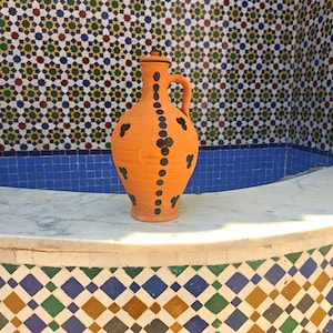 Traditionele handgemaakte kleipot groot formaat, aardewerk, keramiek; Amazigh Berber Marokko ambachten, grote kleiwaterfles