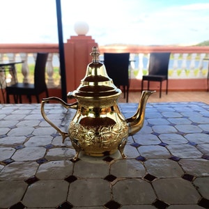 traditional Moroccan teapot handmade in brass, Moroccan craftsmanship