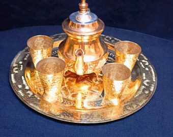 Set di teiere in ottone placcato oro marocchino fatto a mano con quattro bicchieri Amazigh e un vassoio da portata in ottone