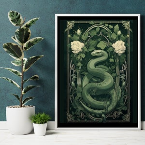 Peut inclure: Un serpent vert avec une rose blanche de chaque côté, entouré de feuilles et de vignes vertes, dans un cadre vert foncé avec des accents dorés.