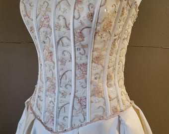 金色の刺繍とバラが施されたオフホワイトのおとぎ話風ウェディング