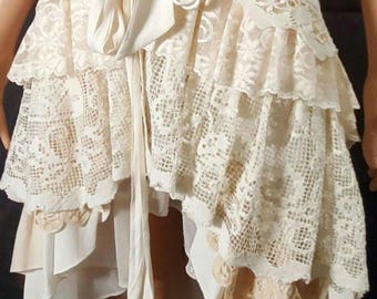 Falda cruzada de encaje vintage y antiguo en capas, falda de novia bohemia, falda de festival, steampunk o victoriana.