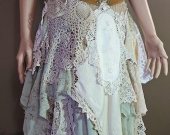Falda de encaje vintage y antiguo en capas, caprichosa, etérea y única, ideal para usar como arte. Falda de novia bohemia, falda para festivales, falda steampunk.