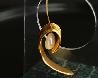 Solo Pearl Dangle Chic, Timeless Pearl Accent