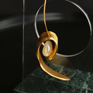 Solo Pearl Dangle Chic, Timeless Pearl Accent