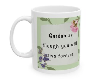 Może przedstawiać: Biały kubek ceramiczny z zielonym i białym wzorem kwiatowym. Kubek zawiera tekst "Garden as though you will live forever".