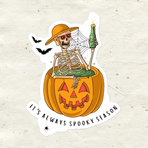 Es ist immer Spooky Saison Skeleton Aufkleber | Halloween-Vibes das ganze Jahr über | Summerween Aufkleber