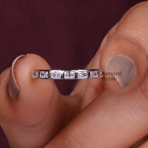 Stralende geslepen diamanten trouwring sierlijke halve eeuwigheid bruids stapelbare band Oost-west bezel set verjaardag band cadeaus voor haar