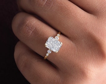Op de afbeelding: Een gouden ring met een grote rechthoekige diamant in het midden en kleinere diamant accenten op de band.