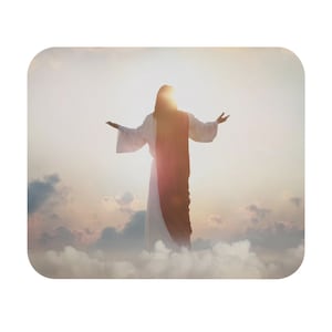 Peut inclure: Une silhouette vêtue d'une robe blanche avec une ceinture rouge se tient les bras tendus devant un ciel nuageux. La silhouette est éclairée par une lumière vive, créant un effet de halo.