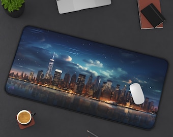 Könnte beinhalten: Eine schwarze Mausmatte mit einer Skyline von New York City bei Nacht. Die Skyline ist mit Lichtern beleuchtet und spiegelt sich im Wasser. Die Mausmatte liegt auf einer dunkelgrauen Oberfläche.
