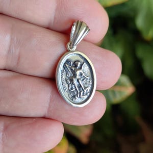 Medalla de plata con Arcángel Miguel, colgante de ángel de la guarda, colgante de plata protector, medallón protector católico, regalo para ella