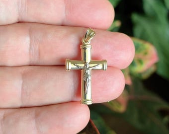 Colgante de crucifijo de oro de 14 quilates: elegante collar con cruz cristiana