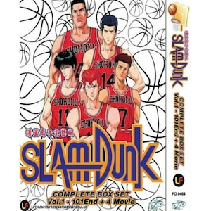 Peut inclure: Un coffret DVD de la série d'anime "Slam Dunk" mettant en scène l'équipe de basket-ball du lycée Shohoku. Le coffret comprend 101 épisodes et 4 films. La couverture présente les membres de l'équipe dans leurs uniformes rouge et blanc avec des ballons de basket en arrière-plan.