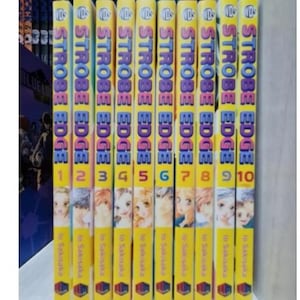 Op de afbeelding: Een set van tien manga-volumes van "Strobe Edge" door Io Sakisaka. De covers tonen kleurrijke illustraties van de personages en de titel van de serie.