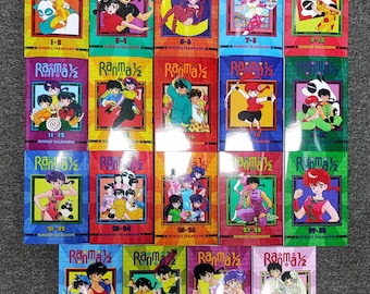 Pode incluir: Um conjunto completo de 36 volumes de mangá Ranma 1/2. Os livros estão dispostos em ordem da esquerda para a direita, com o primeiro volume à esquerda e o último volume à direita. As capas apresentam vários personagens da série, incluindo Ranma Saotome, Akane Tendo e Shampoo.